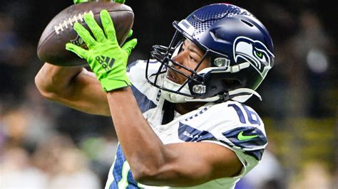 Source: Tyler Lockett restructures deal with Seahawks .